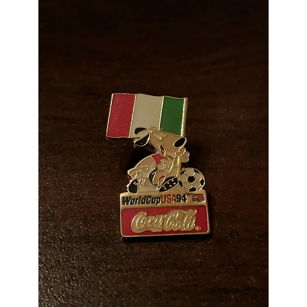 1994 USA World Cup‎ Coca-Cola Stryker Dog Mascot Italy Flag Lapel Hat Pin
